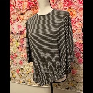 3/$20 Daisies shirt size Large